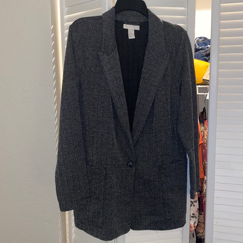 Cute business casual blazer. Long enough to wear with cute shorts and boots. - Picture 1 of 4